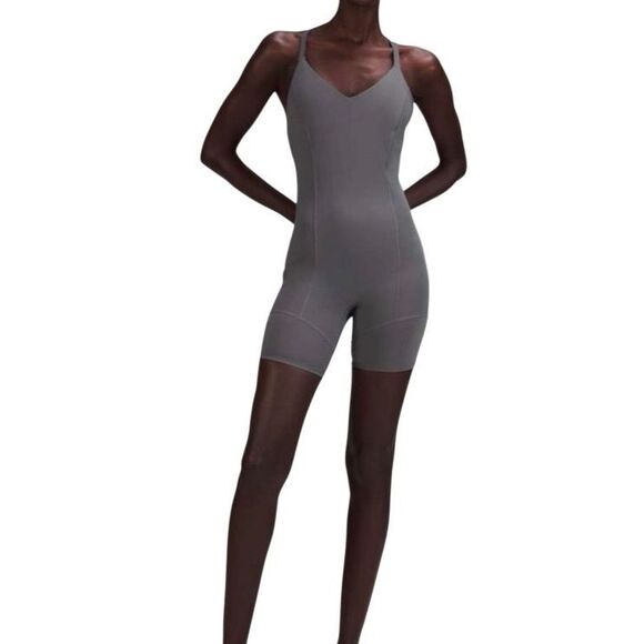 Size 6 Lululemon lab Nulux and Mesh One-Piece 8" Anchor - Picture 10 of 16